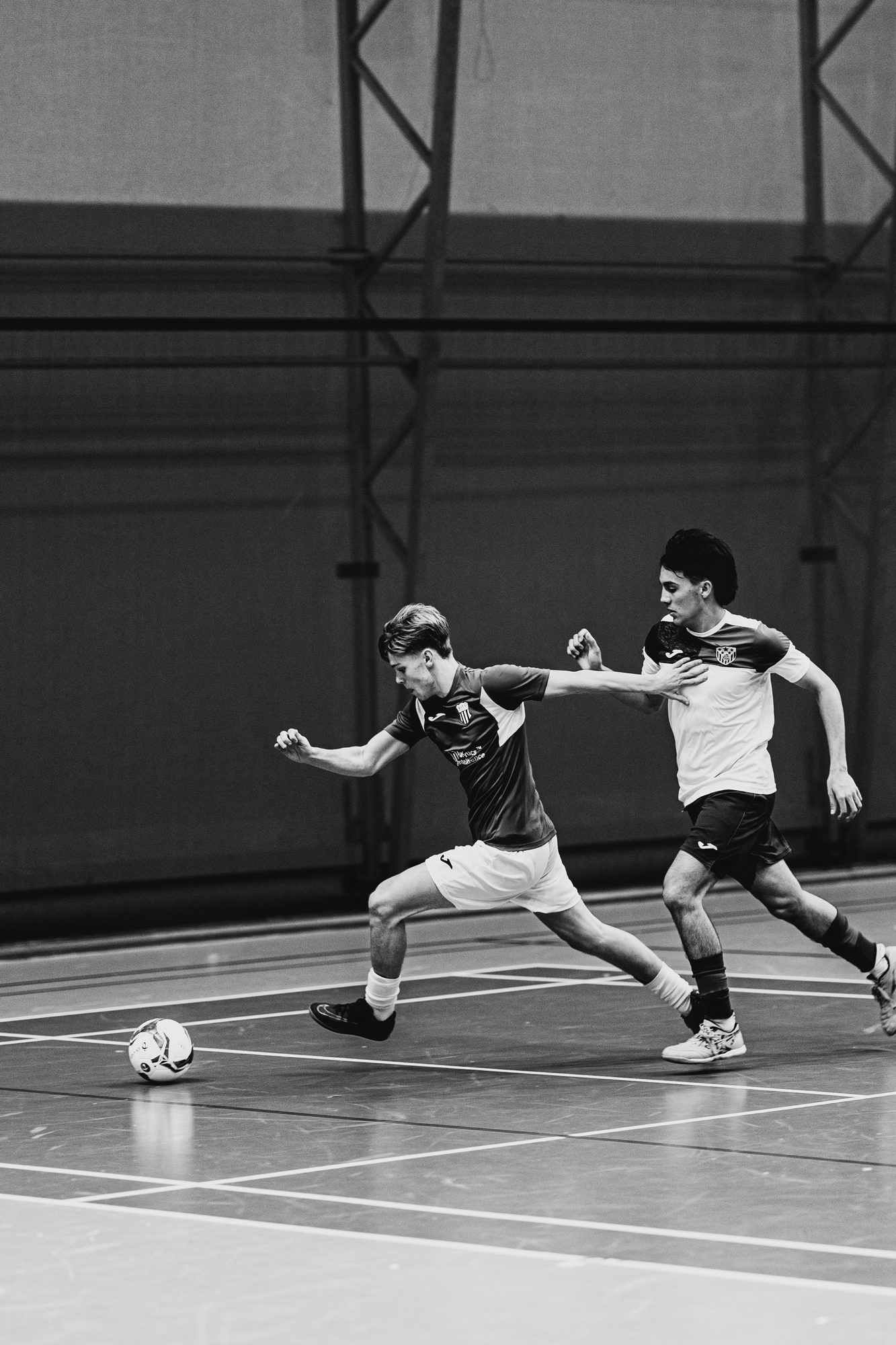Two Gol Futsal players competing for the ball