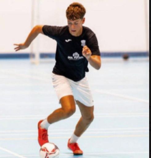 Gol Futsal player driving forward with the ball on the futsal court