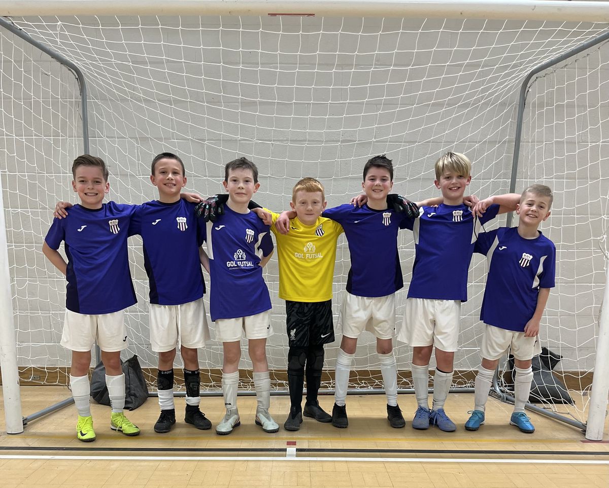 Gol Futsal team lined up together in the goal